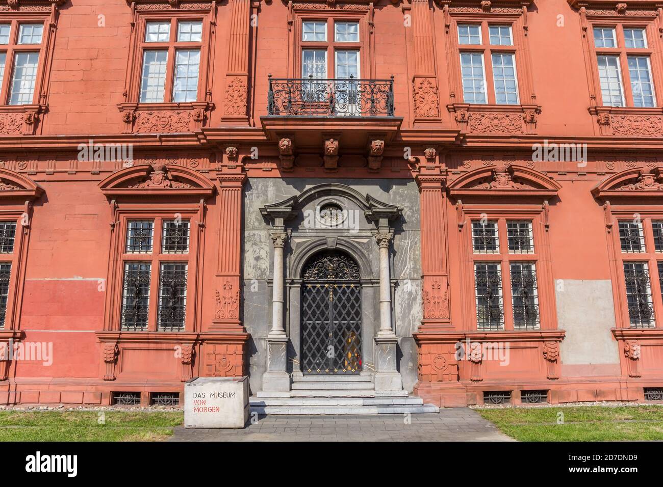 Tür in der rosafarbenen Mauer des Palastes in Mainz Stockfoto