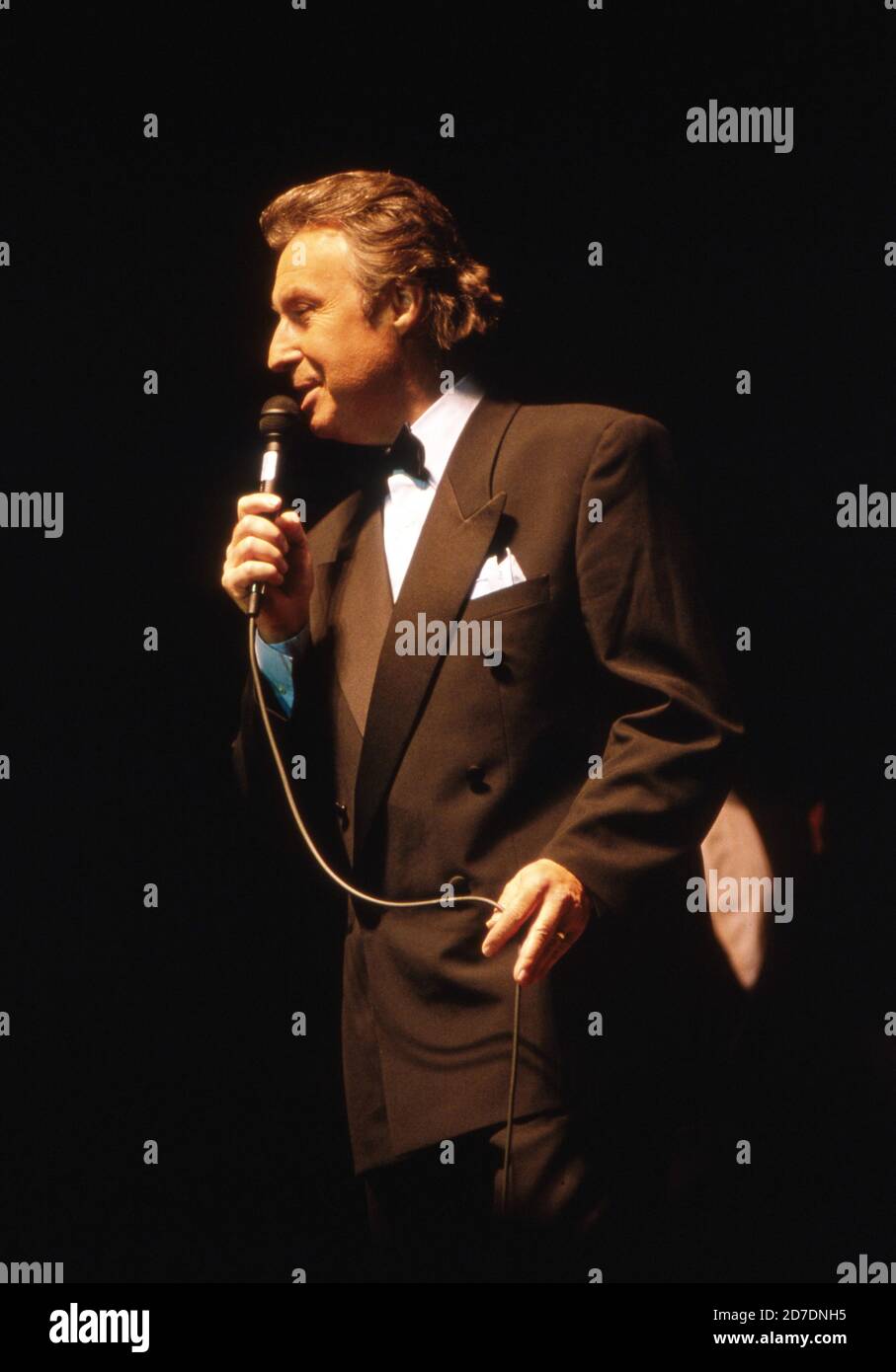 Peter Alexander, österreichischer Sänger und Schauspieler, singt bei einem Konzert in Hamburg, Deutschland 1990. Stockfoto