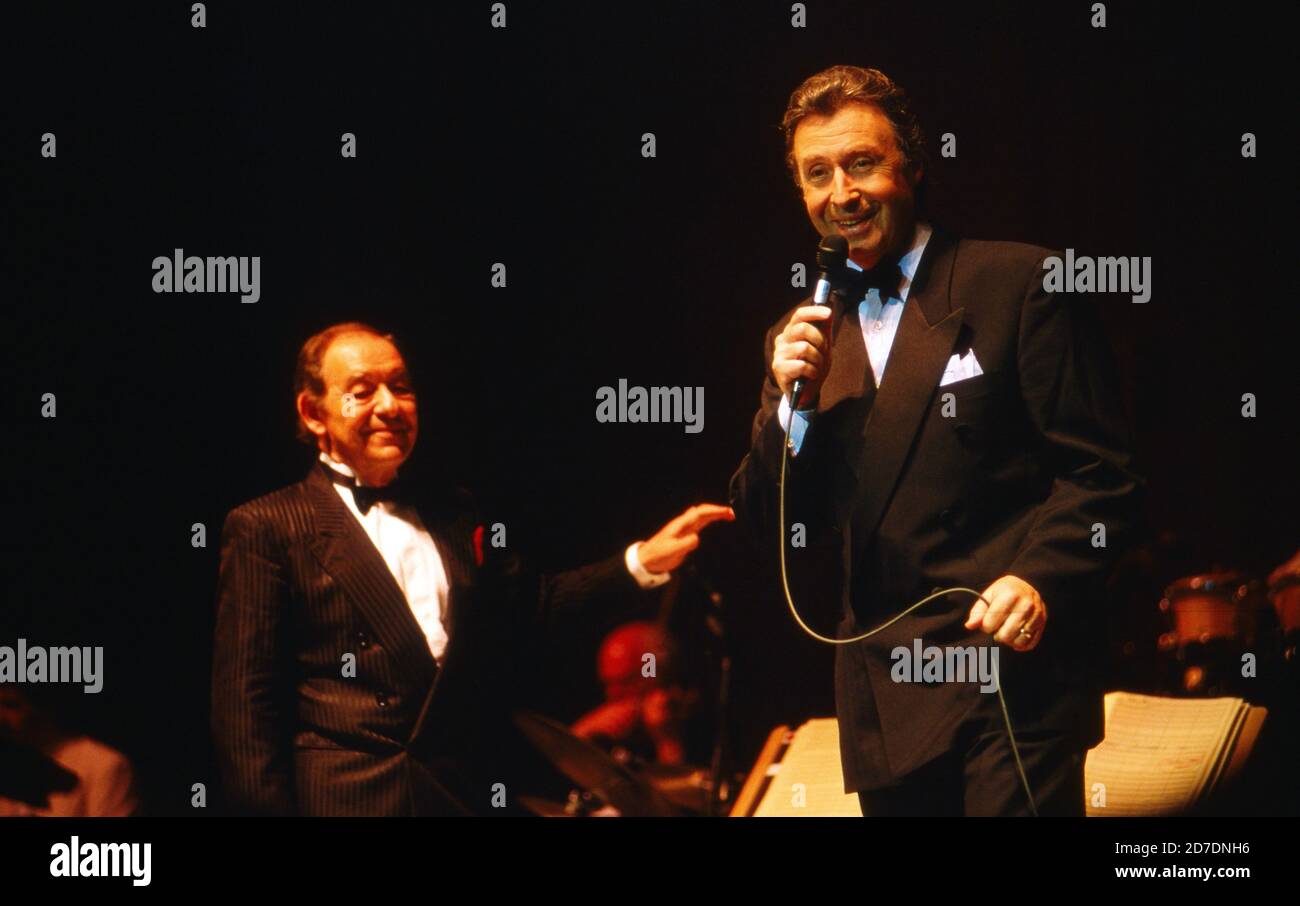 Peter Alexander (rechts), österreichischer Sänger und Schauspieler, singt bei einem Konzert mit Paul Kuhn in Hamburg, Deutschland 1990. Stockfoto
