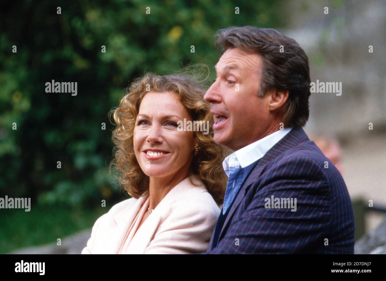 Peter Alexander, österreichischer Sänger und Schauspieler, besucht mit Schauspielerin Gaby Dohm den Tierpark Hagenbeck in Hamburg, Deutschland 1990. Stockfoto