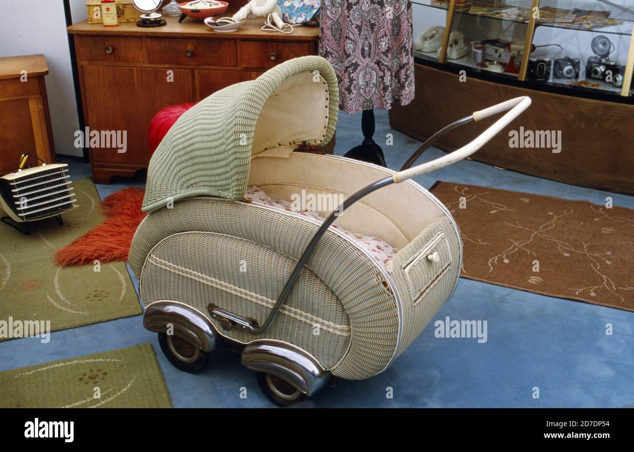 Kinderwagen Der 1950er Jahre In Der Begleitenden Ausstellung Zum Elvis Presley Festival In Hamburg Deutschland 1990 Stockfotografie Alamy