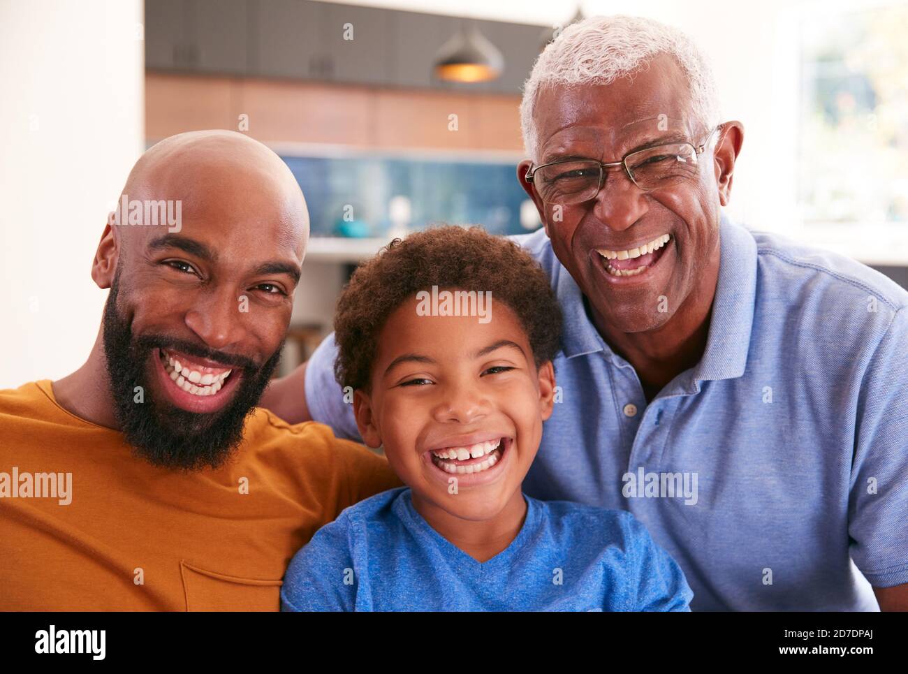 Porträt Der Multi-Generation Männlich Afroamerikanischen Familie Auf Sofa Sitzen Zu Hause Stockfoto