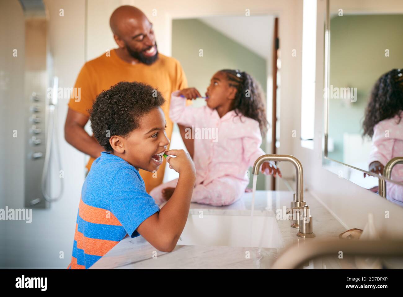 Vater Kindern Helfen, Zähne Im Badezimmer Zu Hause Putzen Stockfoto