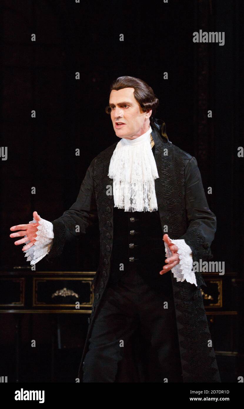 Rupert Everett (als Antonio Salieri) in AMADEUS von Peter Shaffer im Chichester Festival Theatre, West Sussex, England 18/07/2014 Design: Simon Higlett Beleuchtung: Tim Mitchell Regie: Jonathan Church Stockfoto