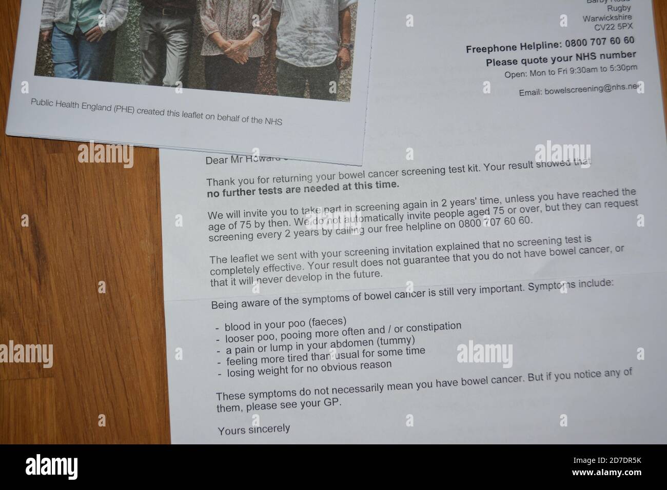 Testbroschüre zum Darmkrebsscreening und Ergebnisschreiben, die das Ergebnis anzeigen Und die Symptome, auf die man in England achten muss VEREINIGTES KÖNIGREICH Stockfoto