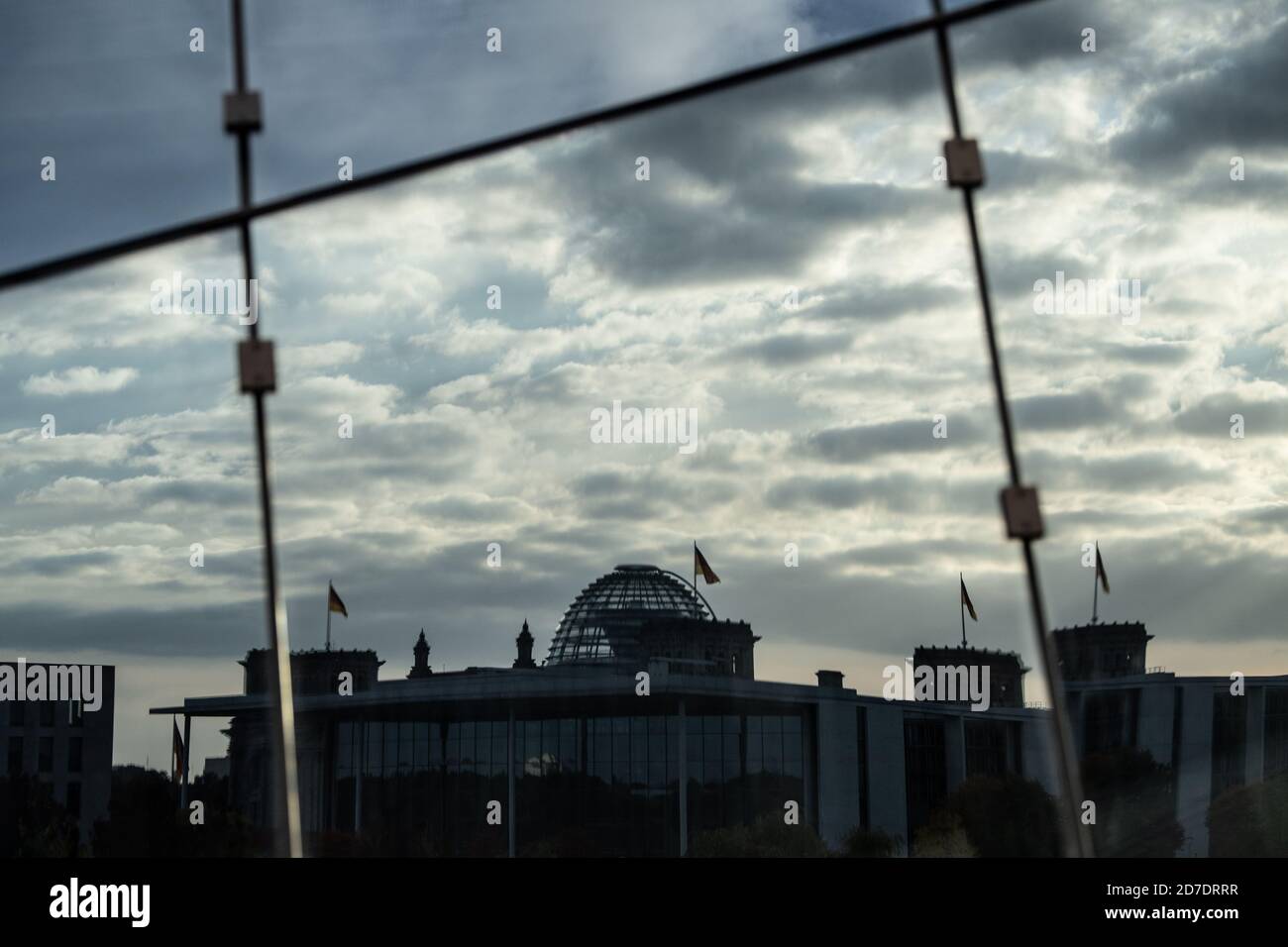 Berlin, Deutschland. Oktober 2020. Der Reichstag spiegelt sich in der gläsernen façade des Bürogebäudes "Cube berlin" am Hauptbahnhof wider. Quelle: Paul Zinken/dpa-Zentralbild/dpa/Alamy Live News Stockfoto