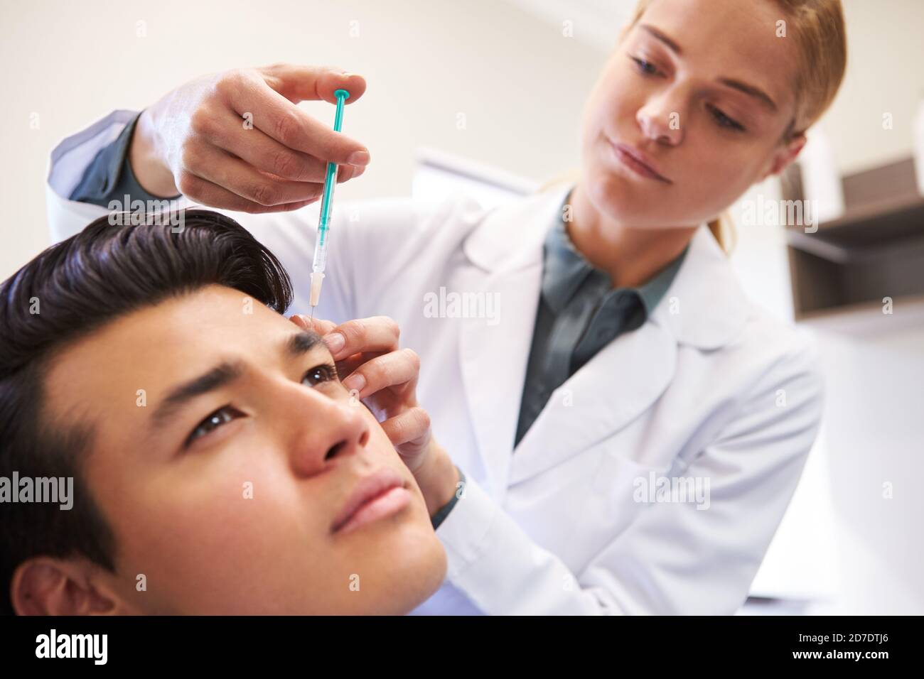 Mann Im Stuhl Sitzend Geben Botox Injektion Von Weiblich Arzt Stockfoto