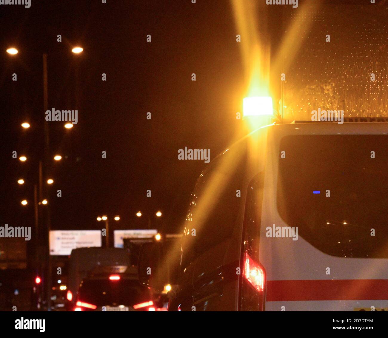 Eine gelbe Blinklicht auf einer Notfall Auto Stockfotografie - Alamy