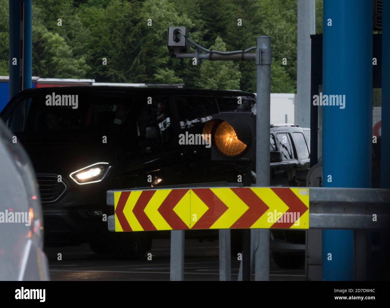 Orangefarbenes Blinklicht für ein Auto, Warnsignal im Straßenverkehr  Stockfotografie - Alamy