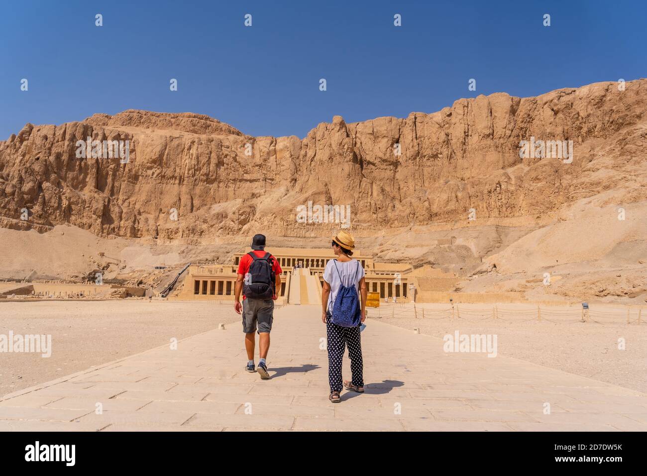 Junges kaukasisches Paar, das in den Totentempel von Hatschepsut, Ägypten reist Stockfoto