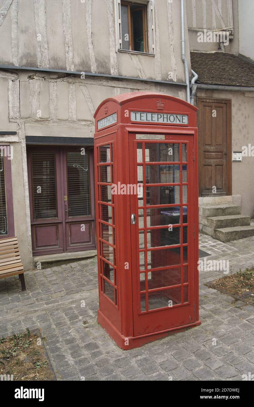Une Cabine téléphonique ancienne à Auxerre, Yonne, Frankreich. Stockfoto