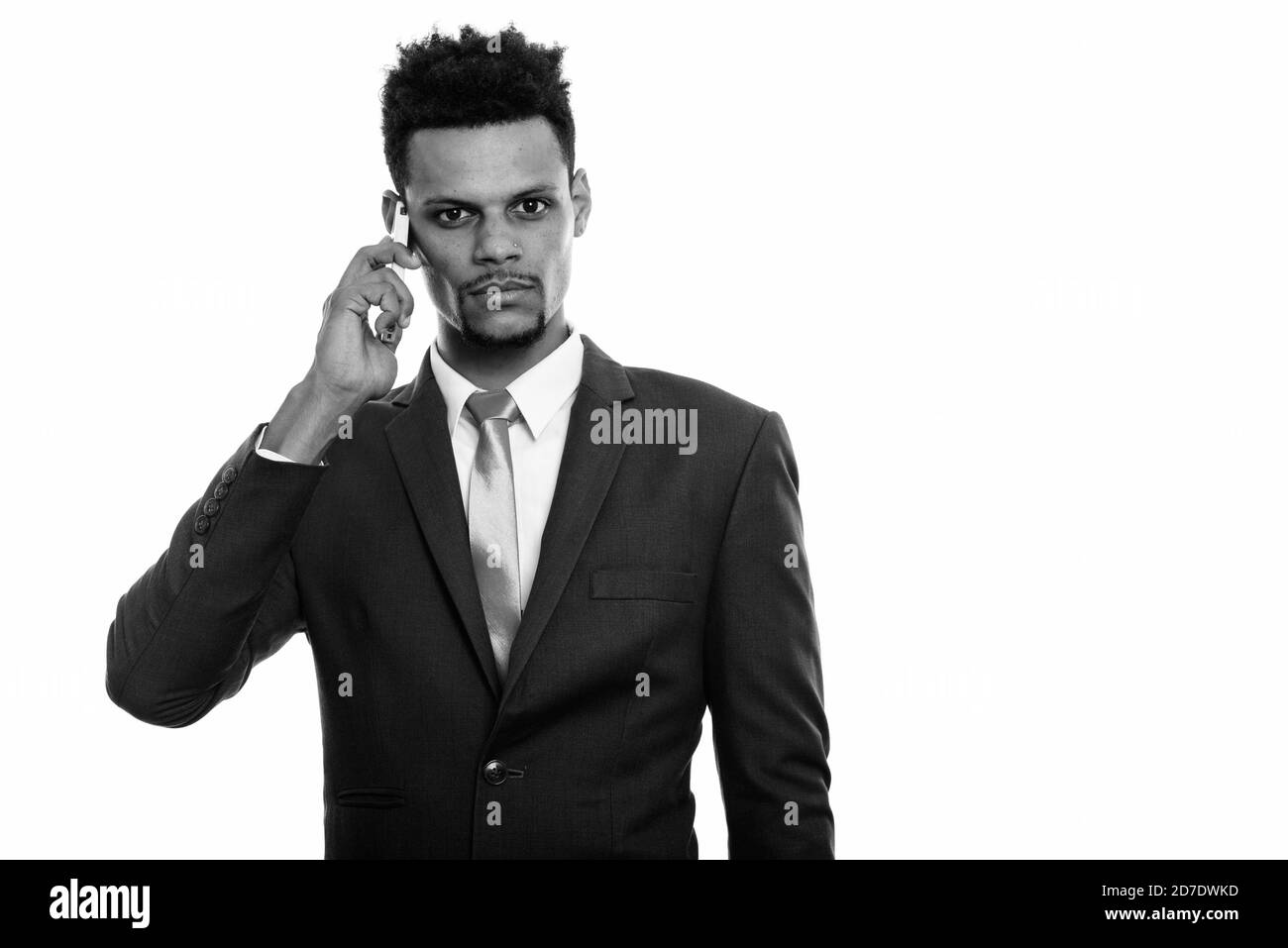 Junge afrikanische Unternehmer Gespräch am Handy Stockfoto
