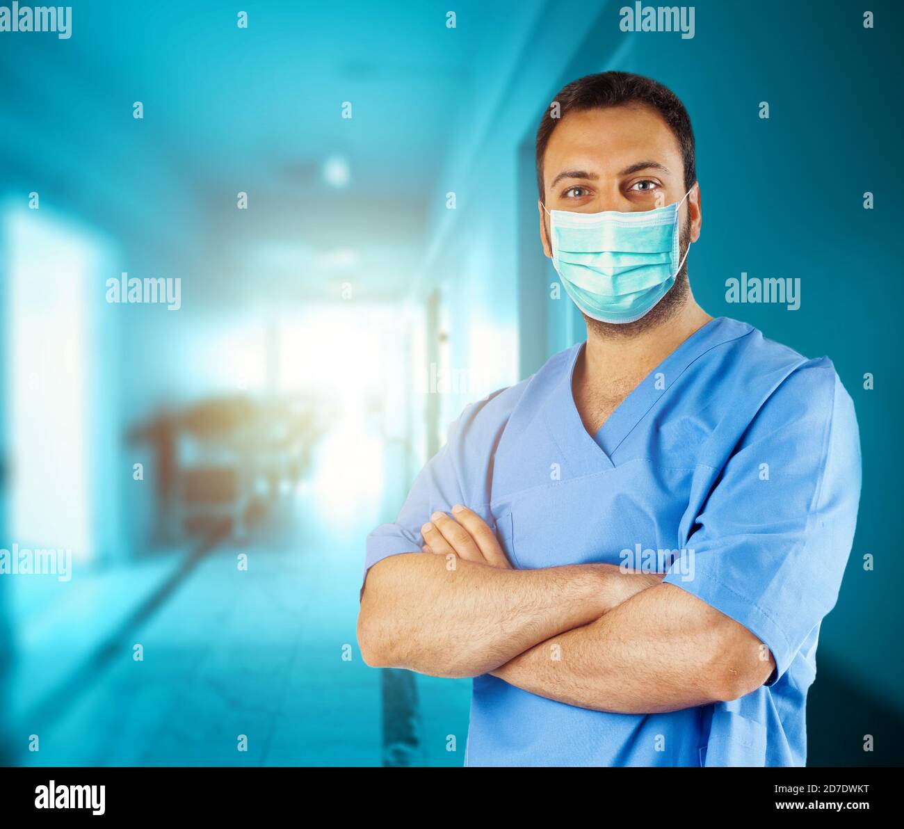 Porträt einer Krankenschwester oder eines Arztes in einem Krankenhaus, das eine chirurgische Maske trägt. Stockfoto