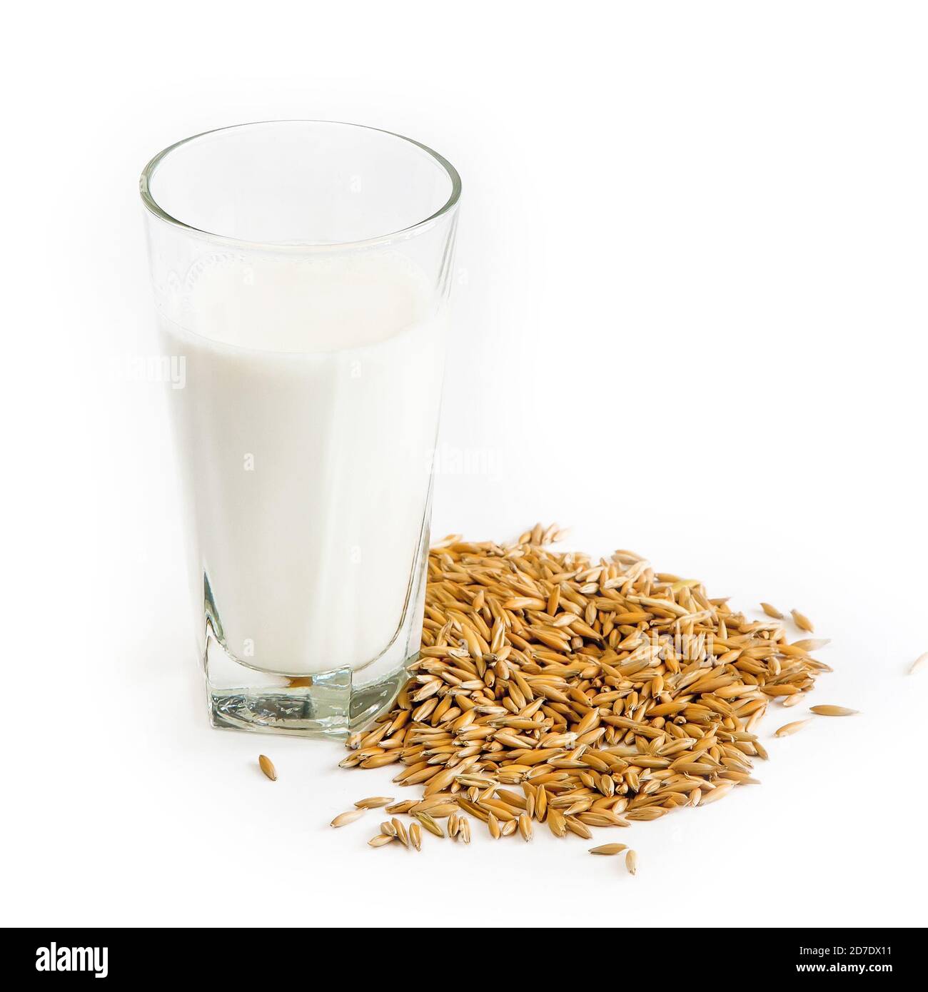 Hafer und Glas Milch auf weißem Hintergrund Stockfoto