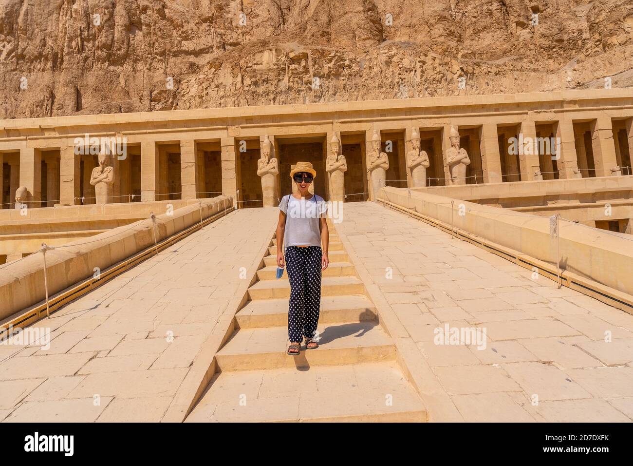 Kaukasische Frau, die in den Totentempel der Hatschepsut, Ägypten reist Stockfoto
