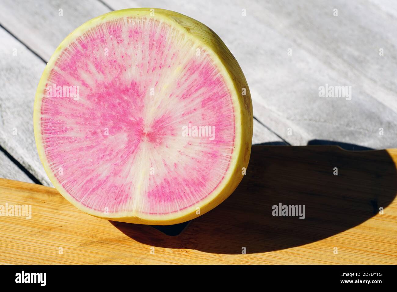 Grüne und rosa Wassermelone Radieschen in zwei Hälften geschnitten Stockfoto