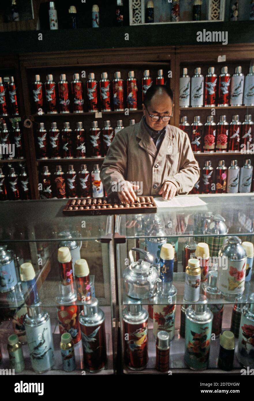 Traditionelle Medizin Kräuterkundiger mit Abakus in Peking, China, 1980er Jahre Stockfoto