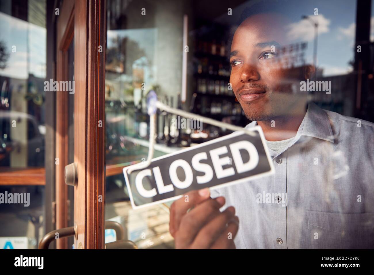 Männlicher Besitzer Des Coffee Shops Oder Restaurants, Der Rund Dreht, Ist Geschlossen Melden Sie Sich An Der Tür Des Fehlgeschlagenen Geschäfts An Stockfoto