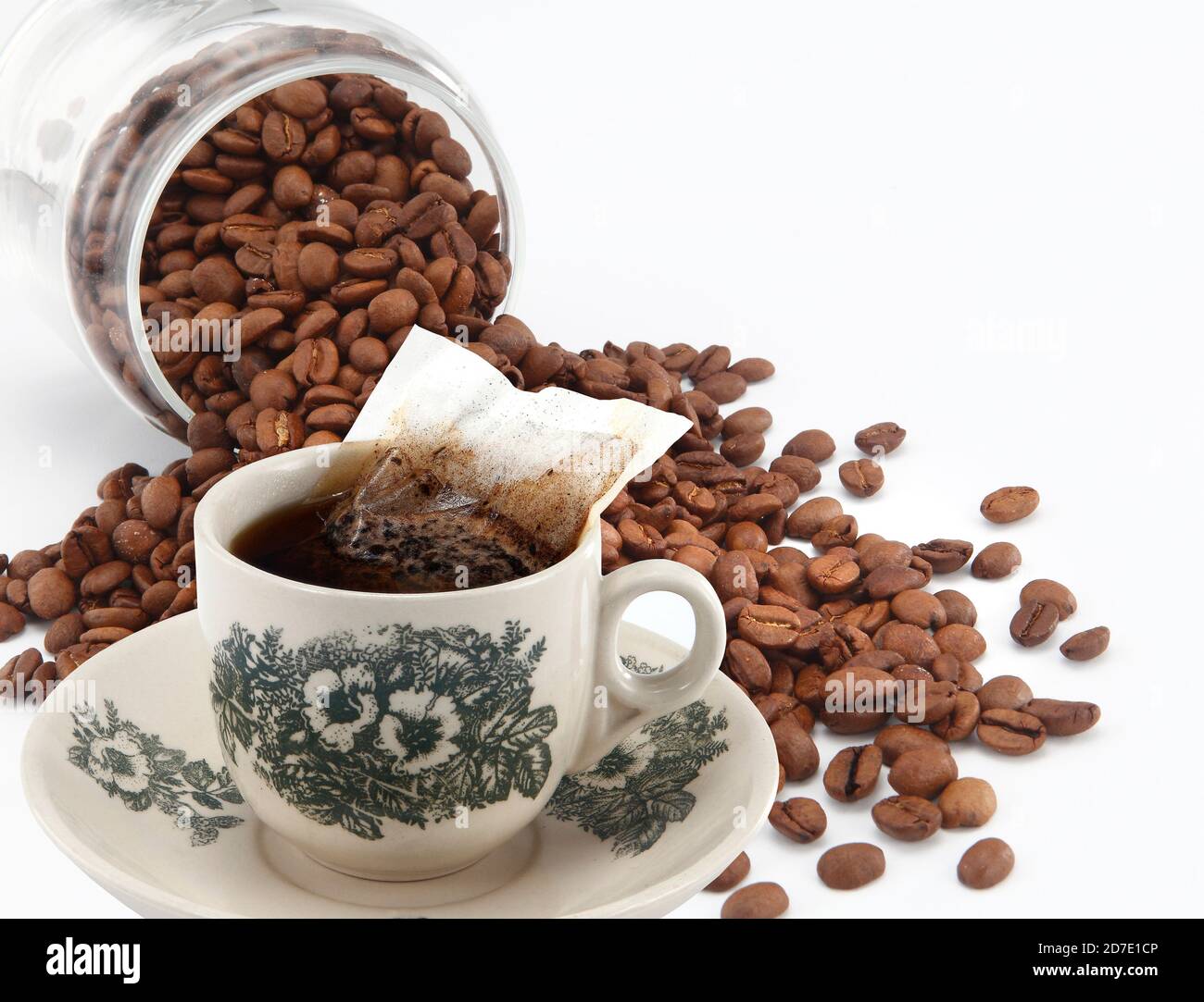 Kopi ist eine Art traditioneller Kaffee, der in Singapur und Malaysia  heimische ist. Es ist ein sehr koffeinhaltigen schwarzen Kaffee mit Milch  und Zucker serviert Stockfotografie - Alamy