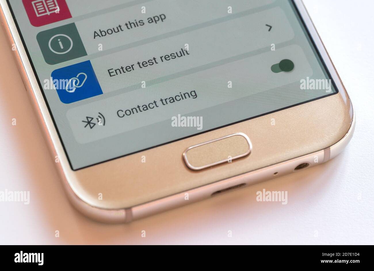 Die App NHS Covid-19 ist auf einem Android-Handy geöffnet und wird mit aktivierter Kontaktverfolgung verwendet. Die App wurde am 24. September 2020 als Kontaktverfolgungs-App in England und Wales, Großbritannien, eingeführt Stockfoto