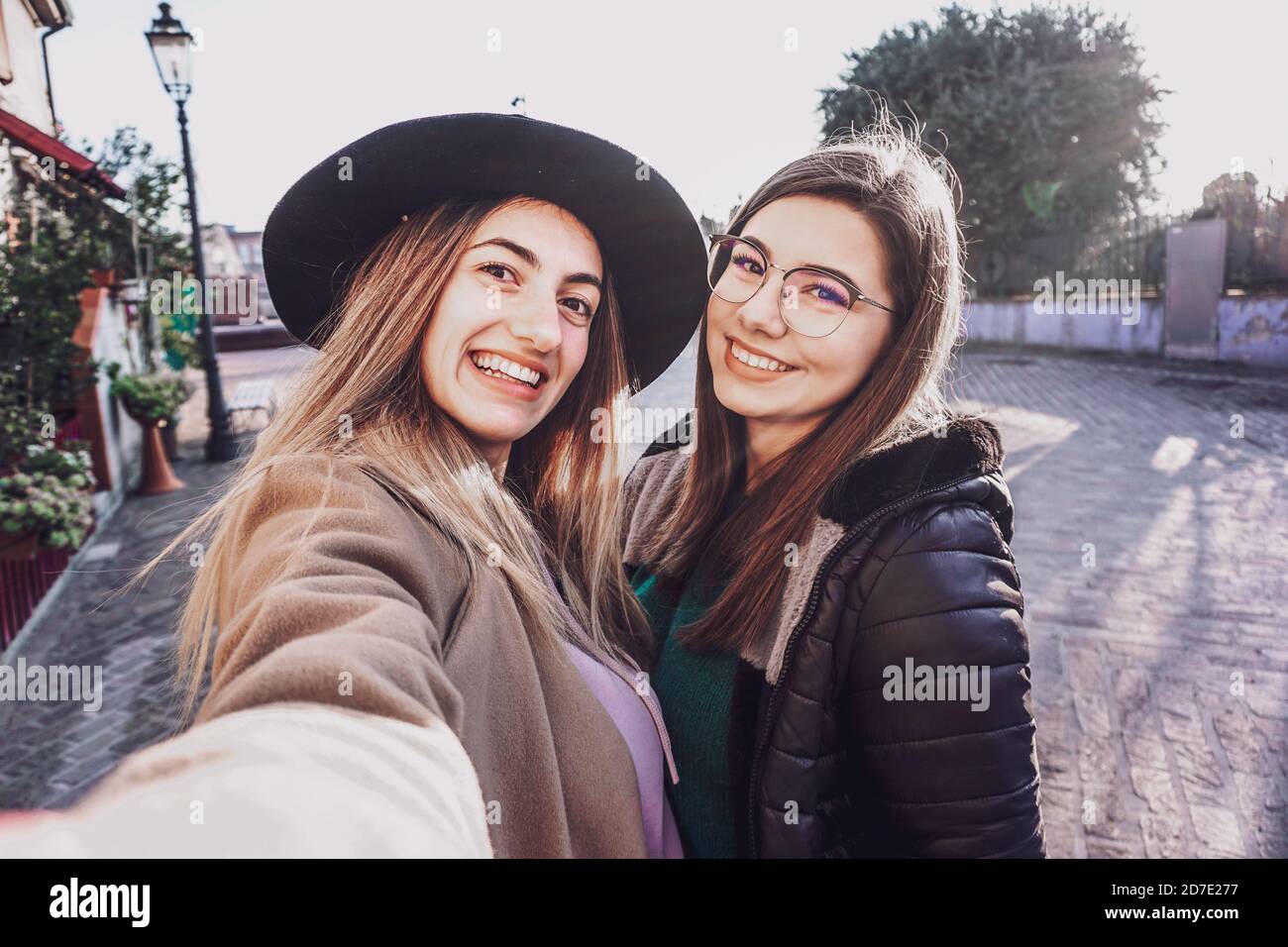 Mädchen nehmen Selfie auf der Straße - Freundschaftskonzept Stockfoto