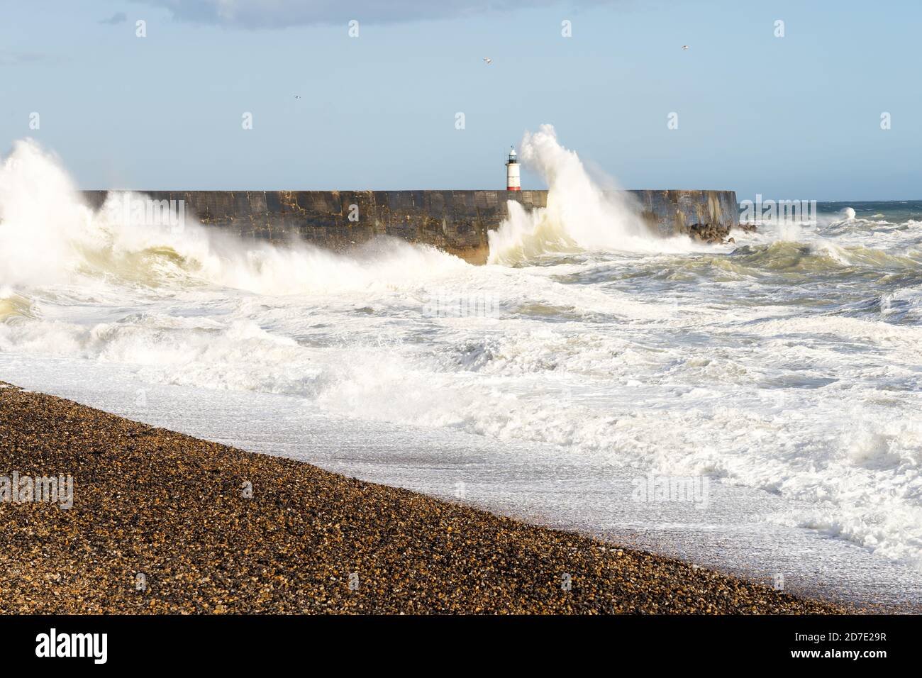 Wellen treffen während eines Sturms auf das Wellenbrecher bei Newhaven. Stockfoto