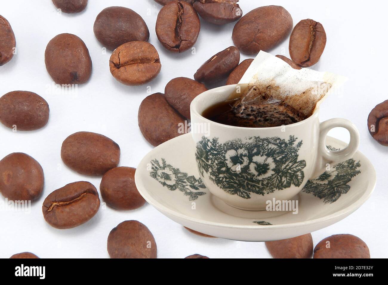 Kopi ist eine Art traditioneller Kaffee, der in Singapur und Malaysia heimische ist. Es ist ein sehr koffeinhaltigen schwarzen Kaffee mit Milch und Zucker serviert. Stockfoto