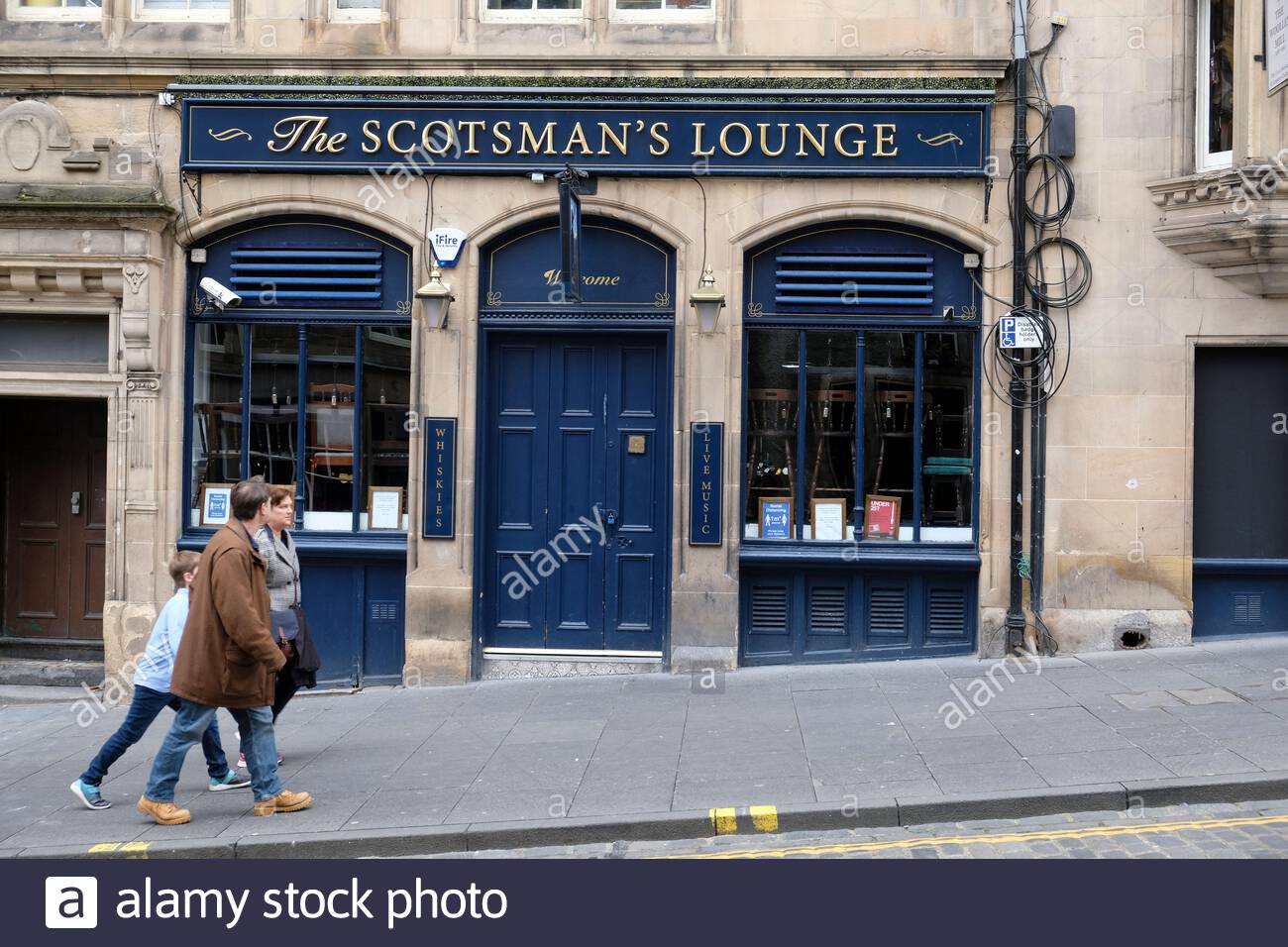 Edinburgh, Schottland, Großbritannien. Oktober 2020. Die aktuellen Covid-19-Beschränkungen, die die Schließung aller Pubs, Bars und Restaurants im Zentralgürtel beinhalten, sollen wie geplant über den 26. Oktober hinaus verlängert werden und für eine weitere Woche bis Montag, den 2. November gelten. Die Scotsman's Lounge in der Cockburn Street war verschlossen und hatte Stühle auf Tischen. Kredit: Craig Brown/Alamy Live Nachrichten Stockfoto