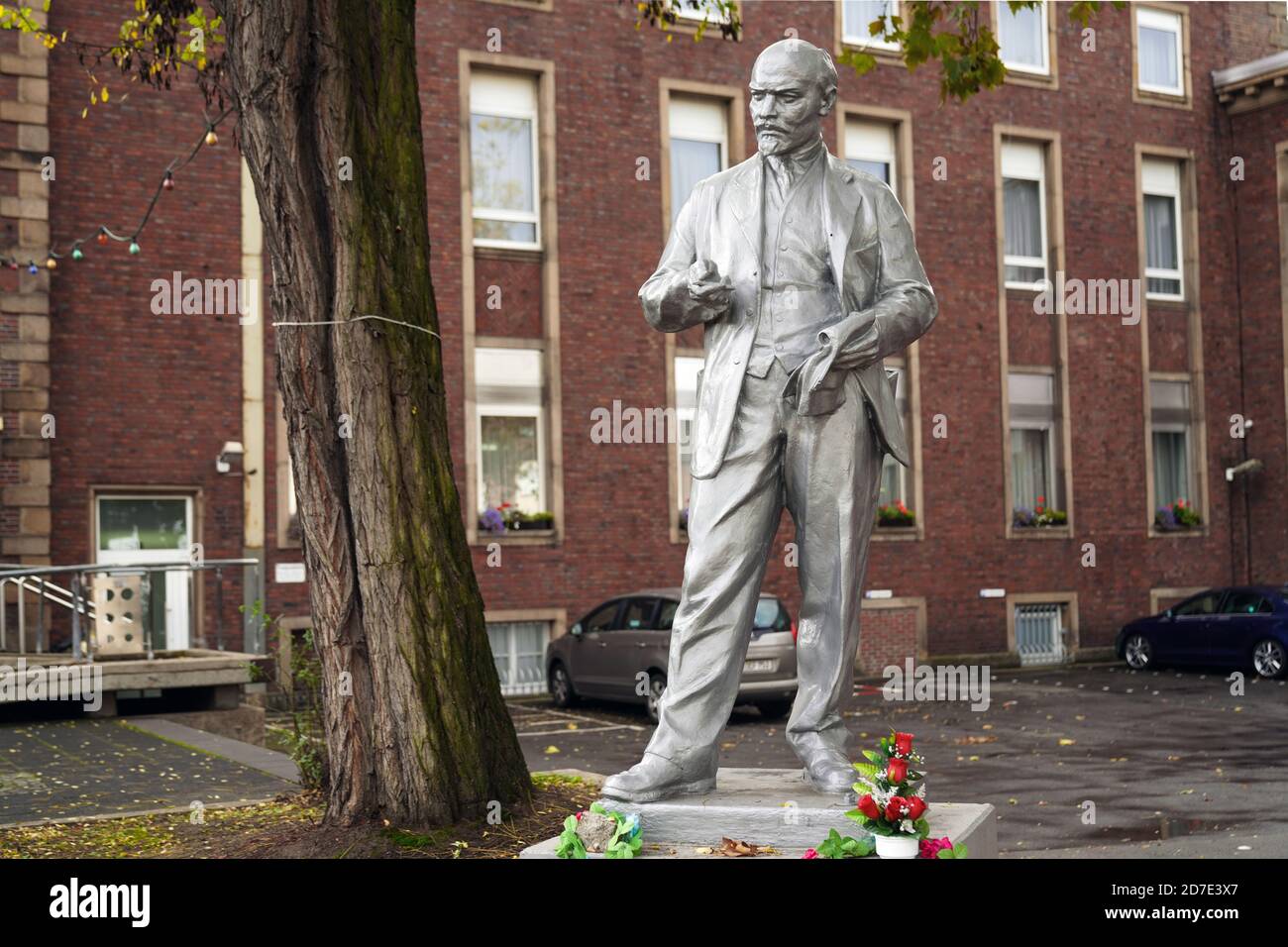 Gelsenkirchen, 22. Oktober 2020: Statue des sowjetischen Revolutionsführers Wladimir Iljitsch Lenin, die am 20. Juni 2020 vor dem Parteihauptsitz der kommunistischen marxistisch-leninistischen MLPD-Partei Deutschlands errichtet wurde. Die Stahlstatue ist zwei Meter hoch und wurde in der damaligen kommunistischen Tschechoslowakei in den 1950er Jahren gegossen. Stockfoto