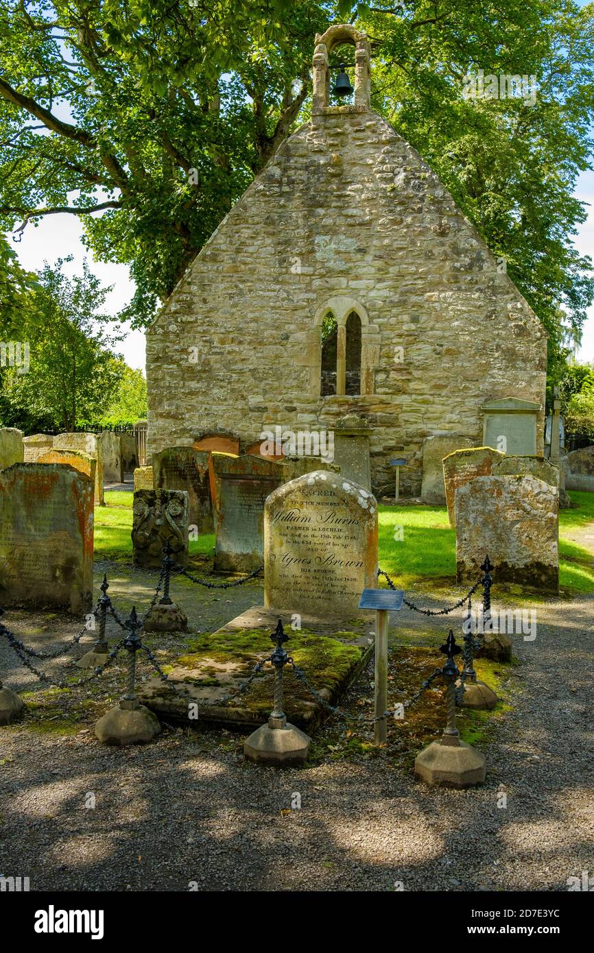 Grabstein von William Burns, Vater von Robert oder Rabbie Burns, in Alloway Auld Kirk (Alte Kirche). Alloway Kirk war der Schauplatz für eines der berühmtesten Gedichte von Burns 'Tam O' Shanter'. Stockfoto