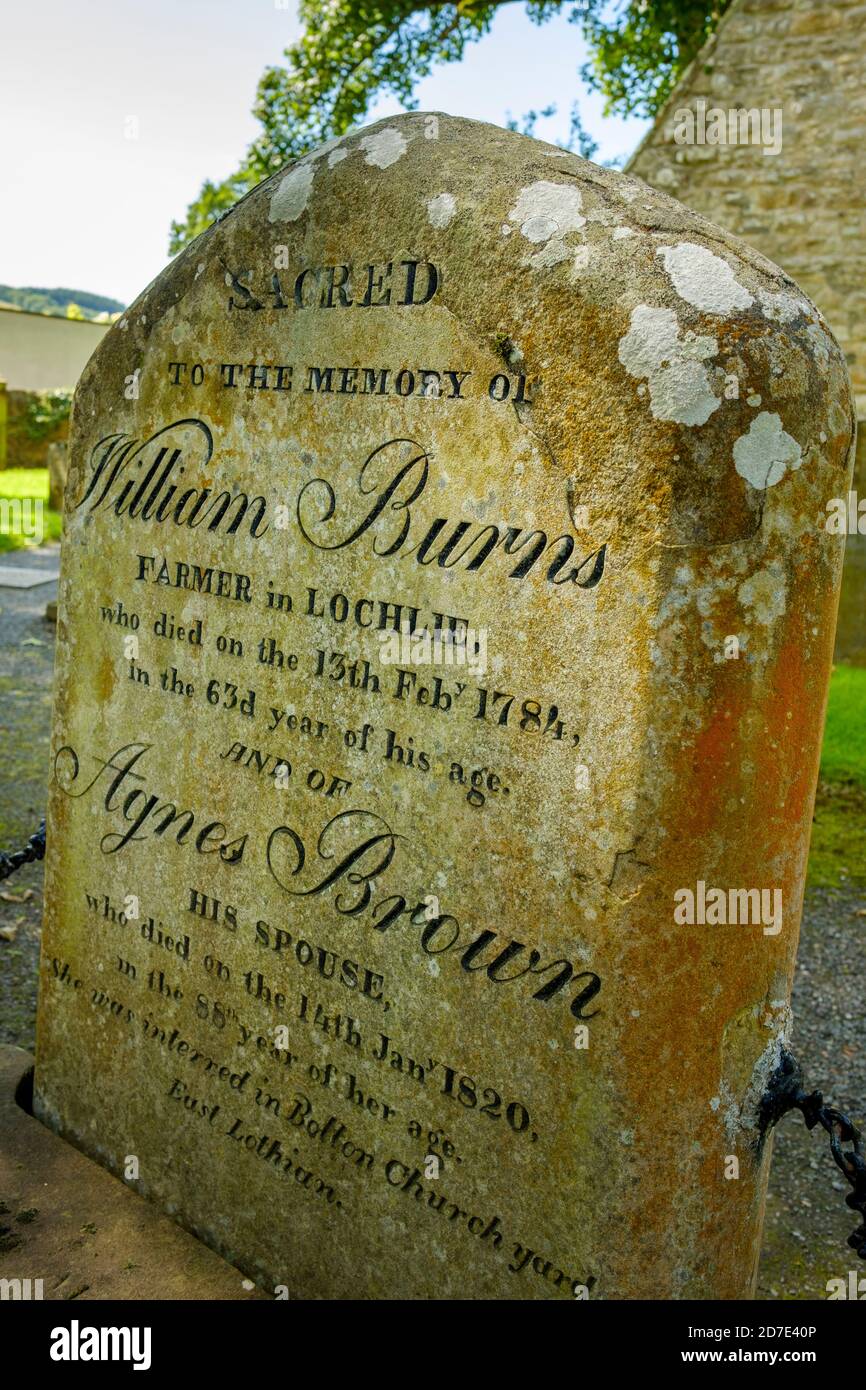 Grabstein von William Burns, Vater von Robert oder Rabbie Burns, in Alloway Auld Kirk (Alte Kirche). Alloway Kirk war der Schauplatz für eines der berühmtesten Gedichte von Burns 'Tam O' Shanter'. Stockfoto