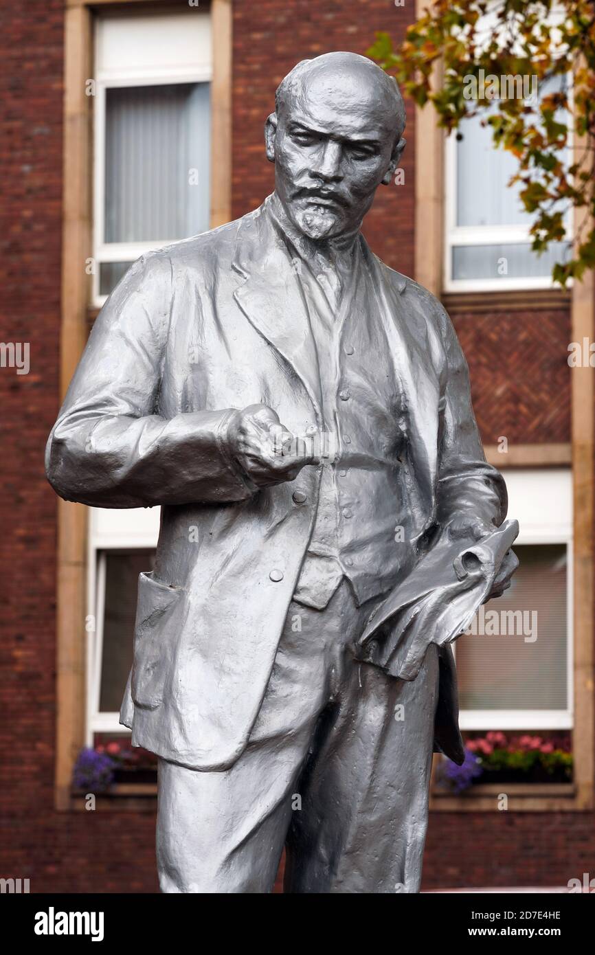 Gelsenkirchen, 22. Oktober 2020: Statue des sowjetischen Revolutionsführers Wladimir Iljitsch Lenin, die am 20. Juni 2020 vor dem Parteihauptsitz der kommunistischen marxistisch-leninistischen MLPD-Partei Deutschlands errichtet wurde. Die Stahlstatue ist zwei Meter hoch und wurde in der damaligen kommunistischen Tschechoslowakei in den 1950er Jahren gegossen. Stockfoto
