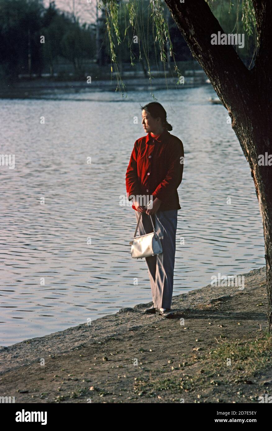 Lady posiert für ein Foto des Xuanwu Sees, Nanking, China Stockfoto