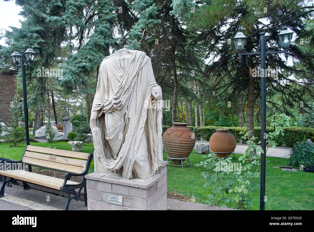 Eine Statue namens "The Public Speaker" aus römischer Zeit im Garten des Museums für anatolische Zivilisationen. Ein Museum mit Artefakten von bis zu Stockfoto