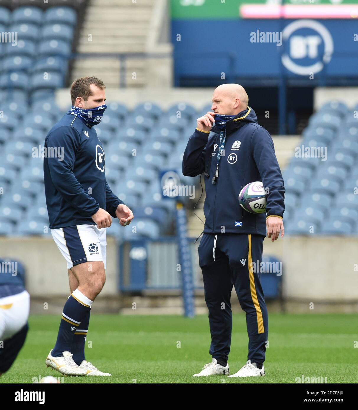 22. Okt.-20.BT Murrayfield Stadium. Edinburgh, Schottland. Rugby Herbst Nations Cup - Team Run - Schottland / Georgien. Kapitän Fraser Brown ((Glasgow Warriors) chattet mit Cheftrainer Gregor Townsend aus Schottland. Kredit: eric mccowat/Alamy Live Nachrichten Stockfoto