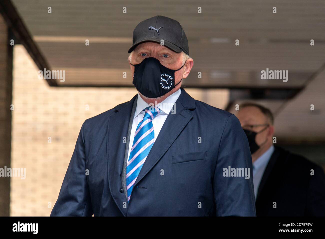 Der ehemalige Tennisprofi Boris Becker (52), der eine Gesichtsmask trägt, verlässt das Southwark Crown Court nach einem Klageantrag und einer Prozessvorbereitung, wo er sich der Anklage wegen Nichteinhaltung einer rechtlichen Verpflichtung zur Offenlegung finanzieller Informationen bei der Einreichung eines Insolvenzverfahrens im Jahr 2017, einschließlich einer Reihe von Immobilien und Bankkonten, gegenübersieht. Stockfoto