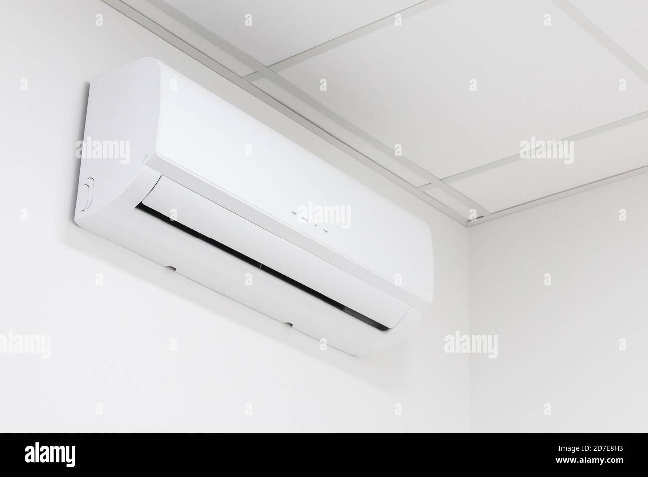 Weiße Heizung und Kühlung Klimaanlage an der weißen Wand in Büro oder zu Hause Stockfoto