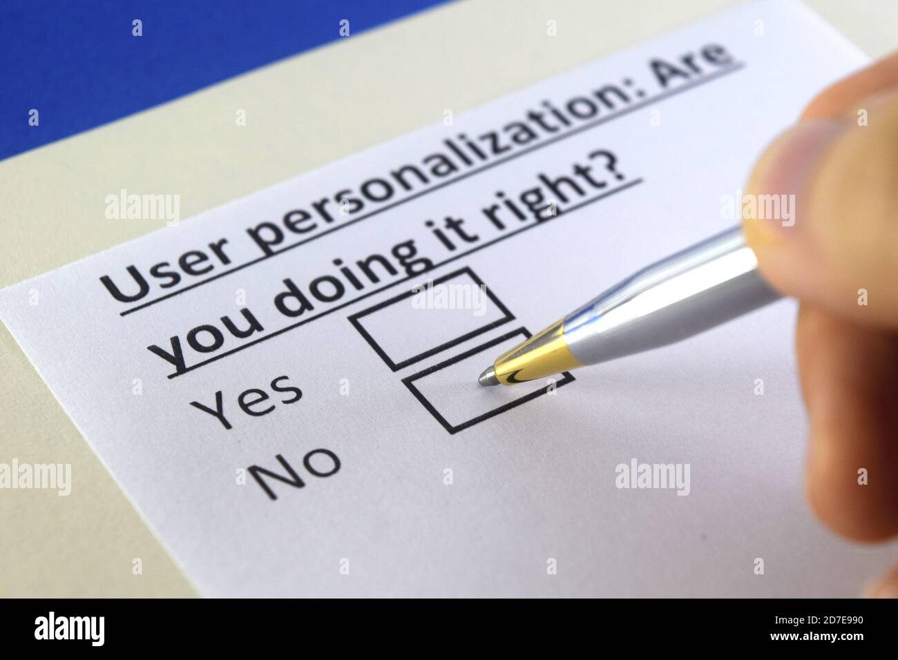 Eine Person beantwortet Fragen zur Personalisierung von Benutzern. Stockfoto