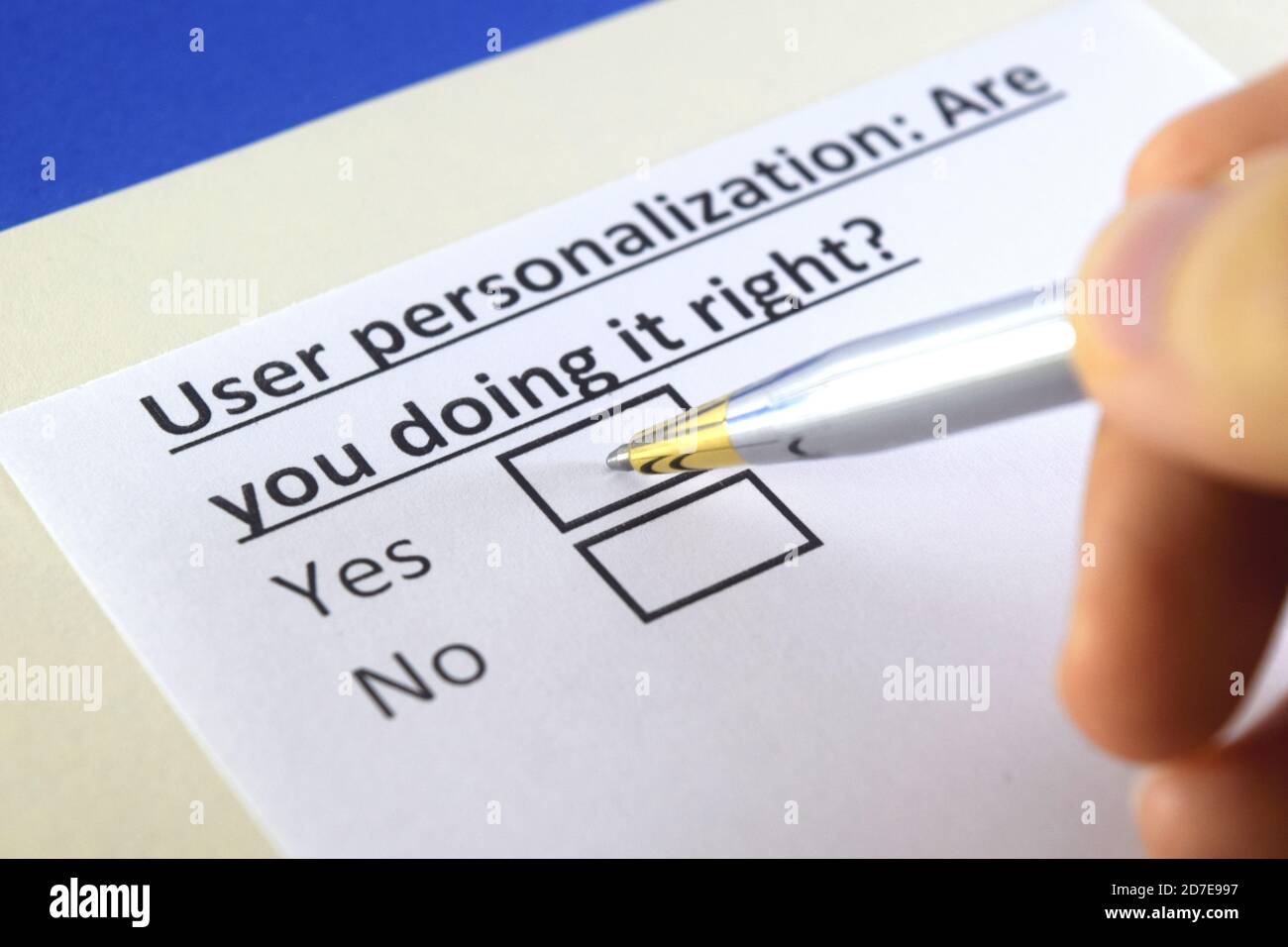 Eine Person beantwortet Fragen zur Personalisierung von Benutzern. Stockfoto