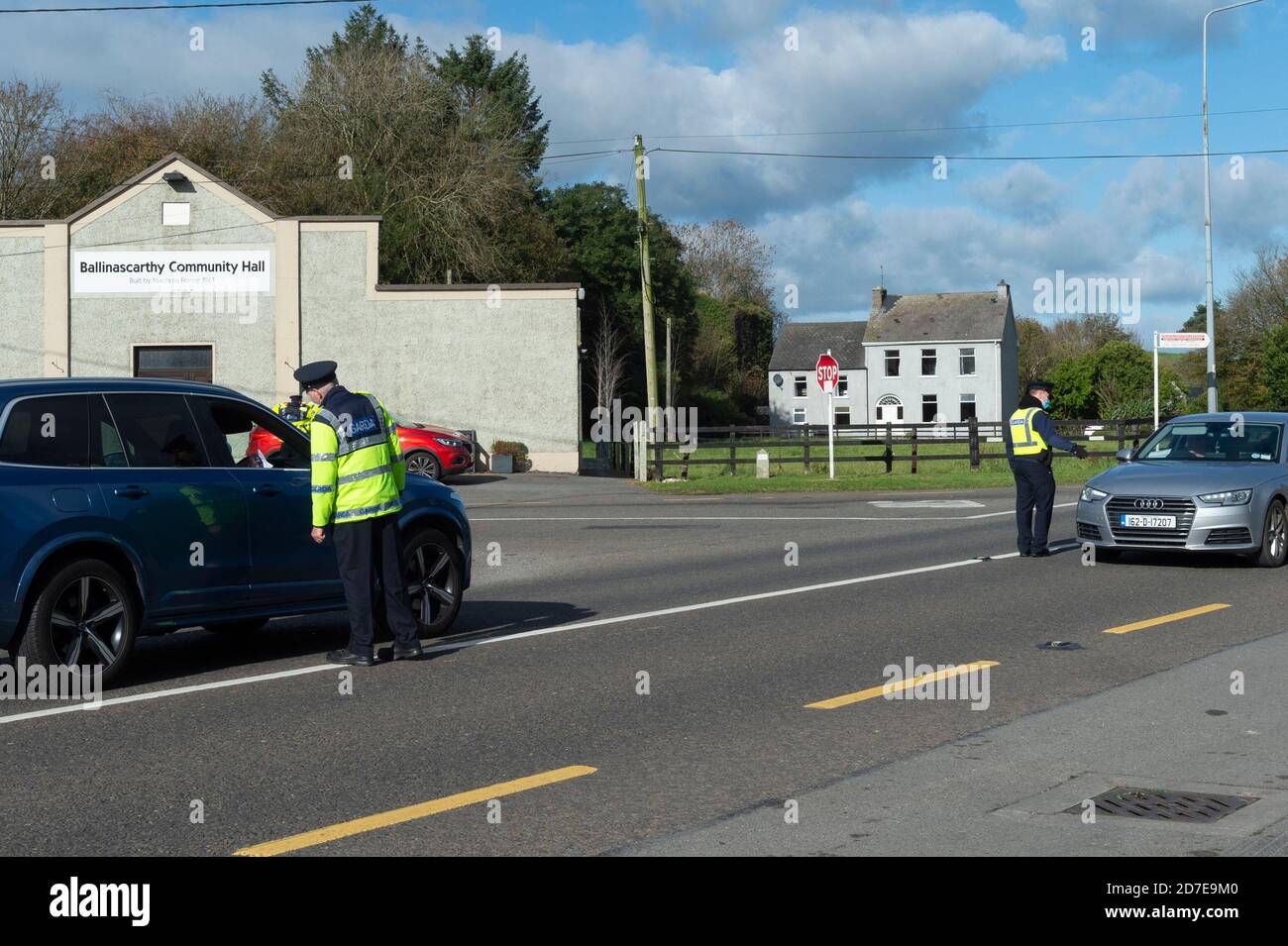 Ballinascarthy, West Cork, Irland. Oktober 2020. Gardai bestieg heute einen Checkpoint auf der N71 in Ballinascarthy als Teil der Level 5 Einschränkungen. Die Operation Fanacht wird mindestens sechs Wochen andauern. Quelle: AG News/Alamy Live News Stockfoto