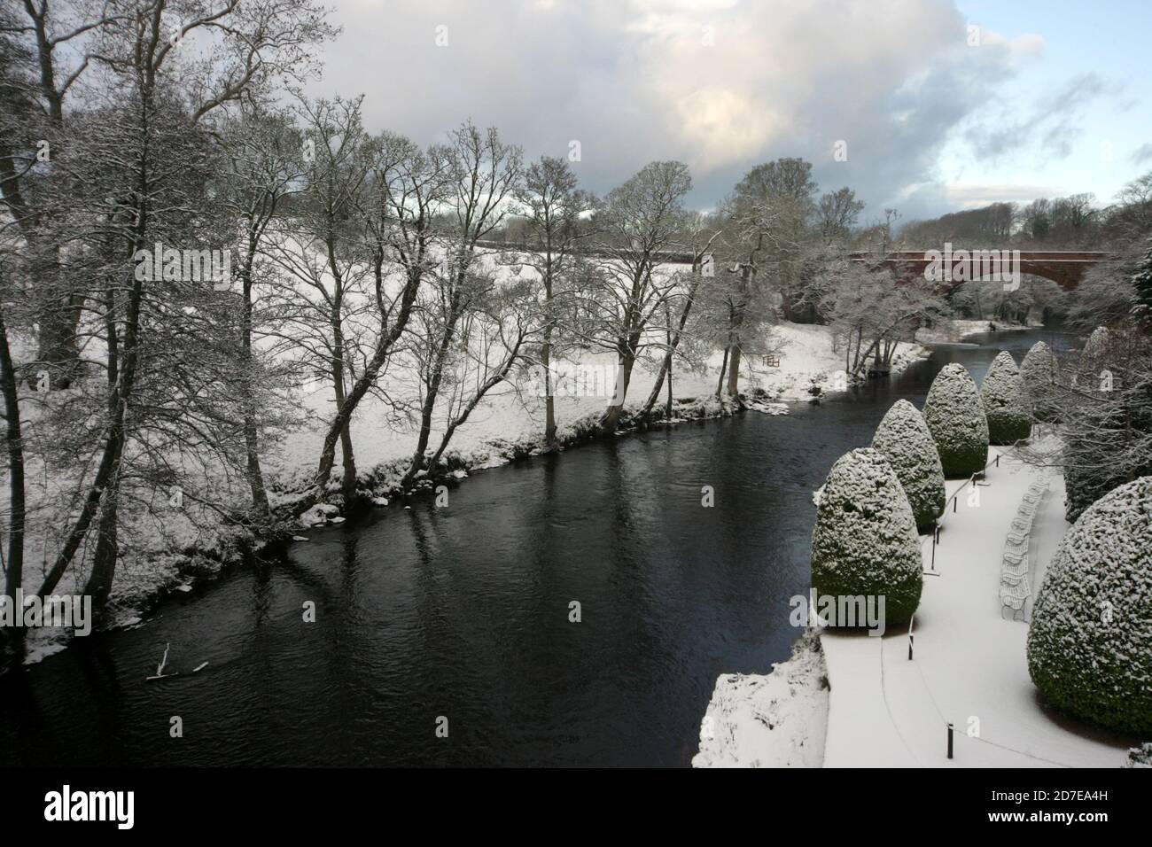 Brig O Doon, Alloway, South Ayrshire, Schottland, Großbritannien. Die berühmte Brücke über den Fluss Doon mit Schnee bedeckt.Er bbridge oder Brig, wie es bekannt, wurde in der schottischen Dichter Robert Burns Gedicht "The Tale of TAM o Shanter" verewigt Stockfoto