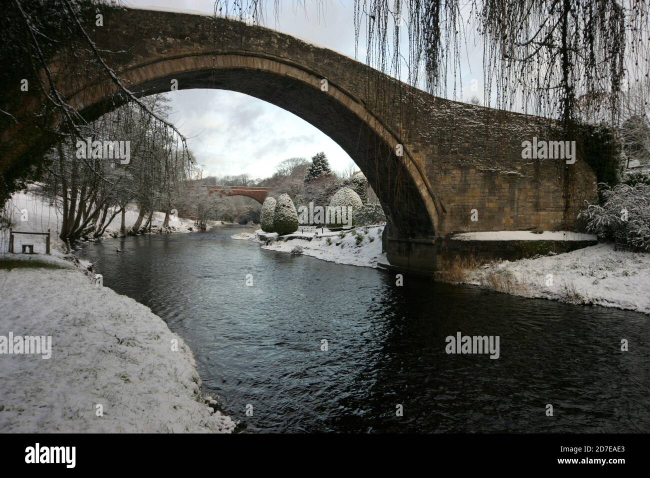 Brig O Doon, Alloway, South Ayrshire, Schottland, Großbritannien. Die berühmte Brücke über den Fluss Doon mit Schnee bedeckt.Er bbridge oder Brig, wie es bekannt, wurde in der schottischen Dichter Robert Burns Gedicht "The Tale of TAM o Shanter" verewigt Stockfoto