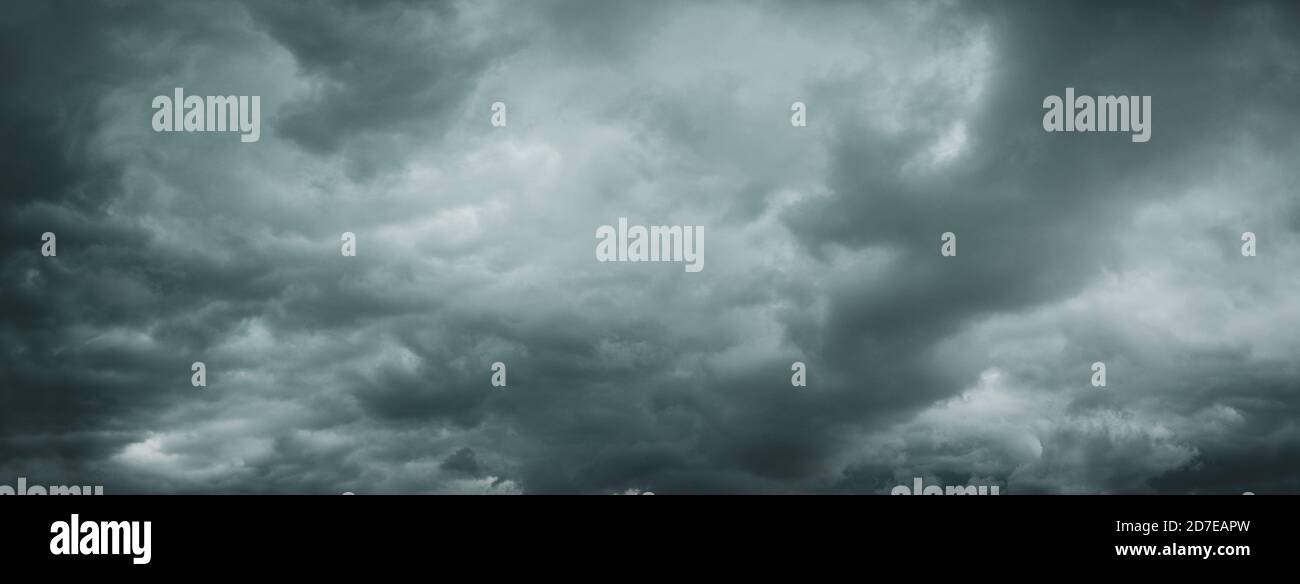Schwarz und weiß Hintergrund von dunklen stürmischen Wolken in grau moody Sky Stockfoto