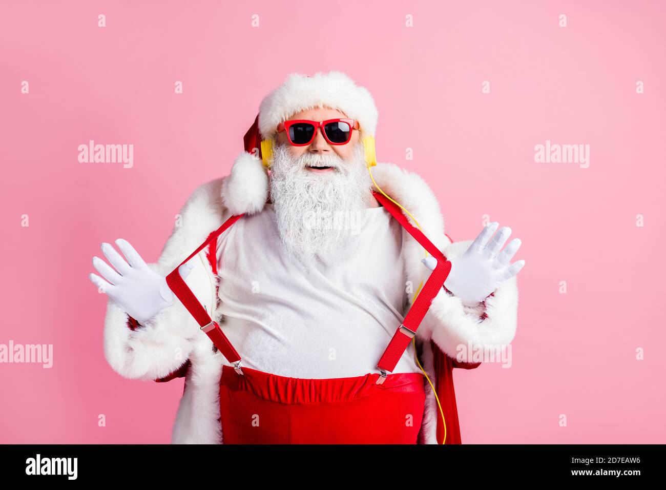 Foto lustig funky übergewichtig weihnachtsmann genießen hören x-Mas  weihnachten Radio Fairy Songs Kopfhörer Pull Hands Hosenträger tragen  Sonnenschutzhose Kopfbedeckung Stockfotografie - Alamy