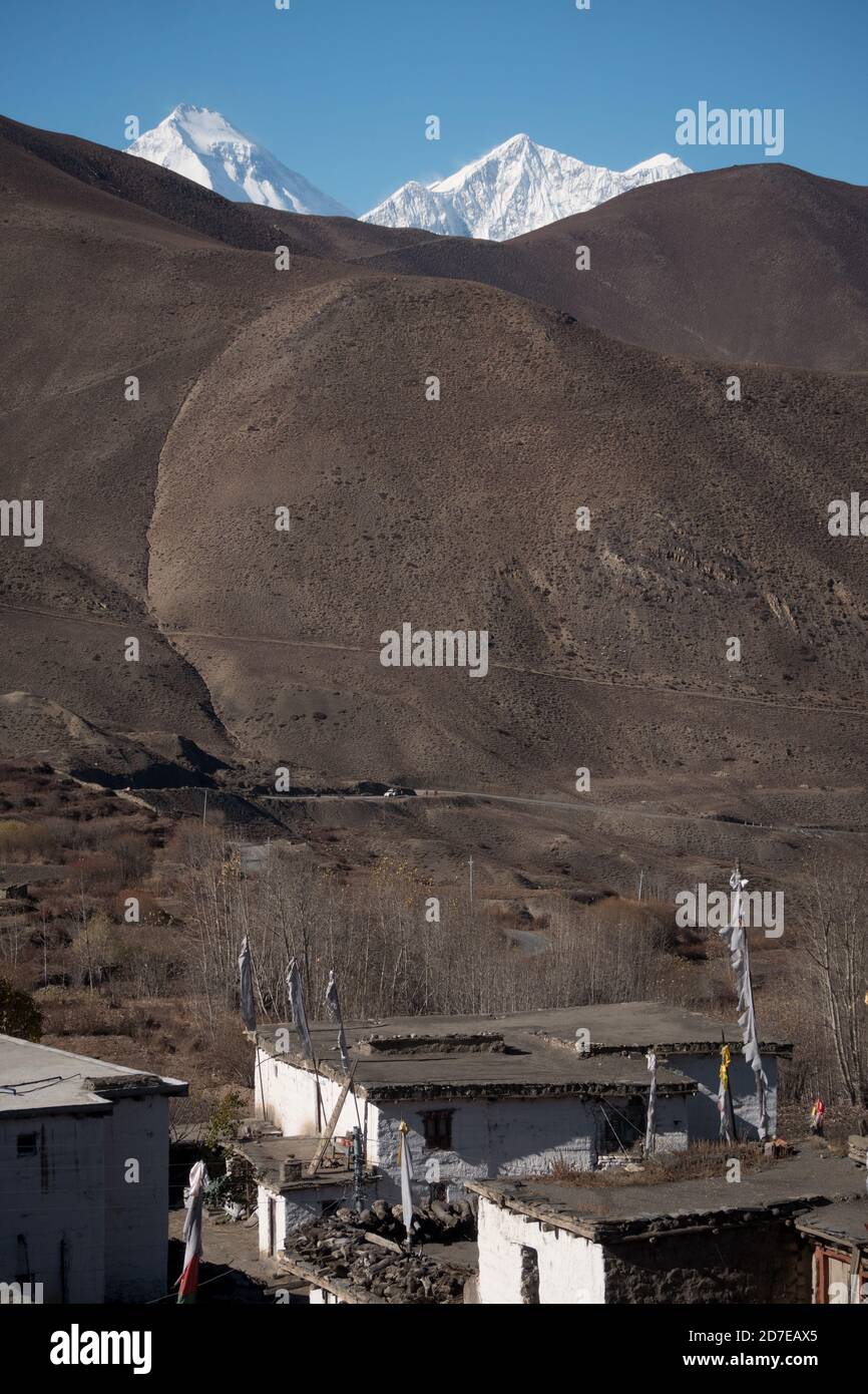 Nepal. Jharkot und Nilgiri Bereich im Hintergrund. Annapurna Circuit. Stockfoto