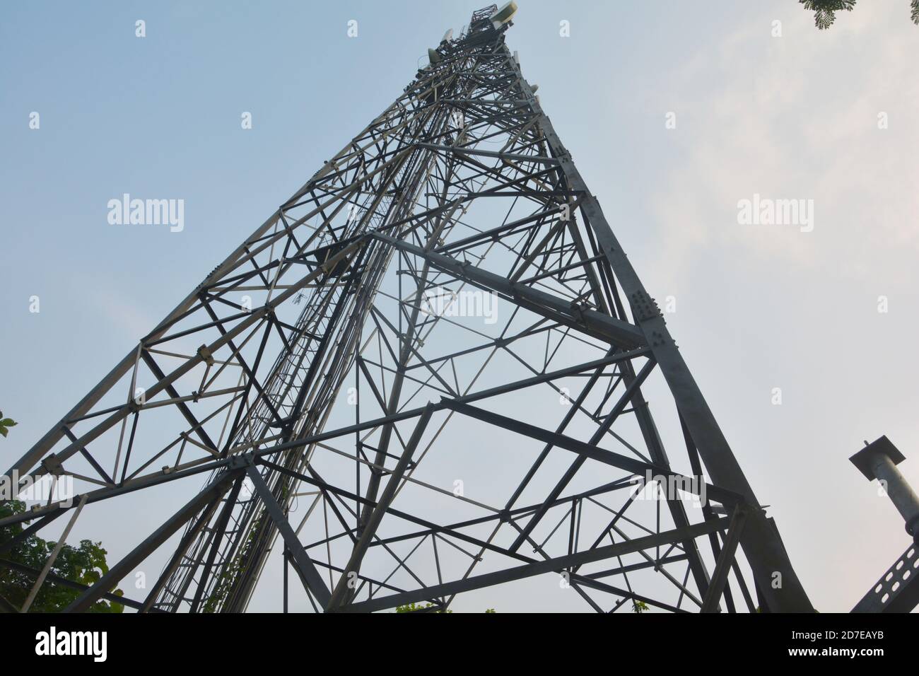 Lange Aufnahme eines mobilen Turms in Indien, selektive Fokussierung Stockfoto