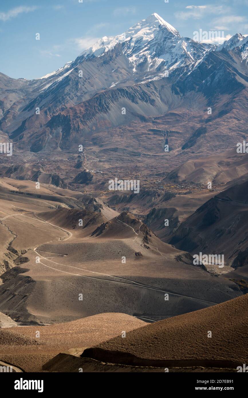 Nepal. Senke Mustang. Blick auf Thorong la Pass vom oberen Kagbeni. Stockfoto