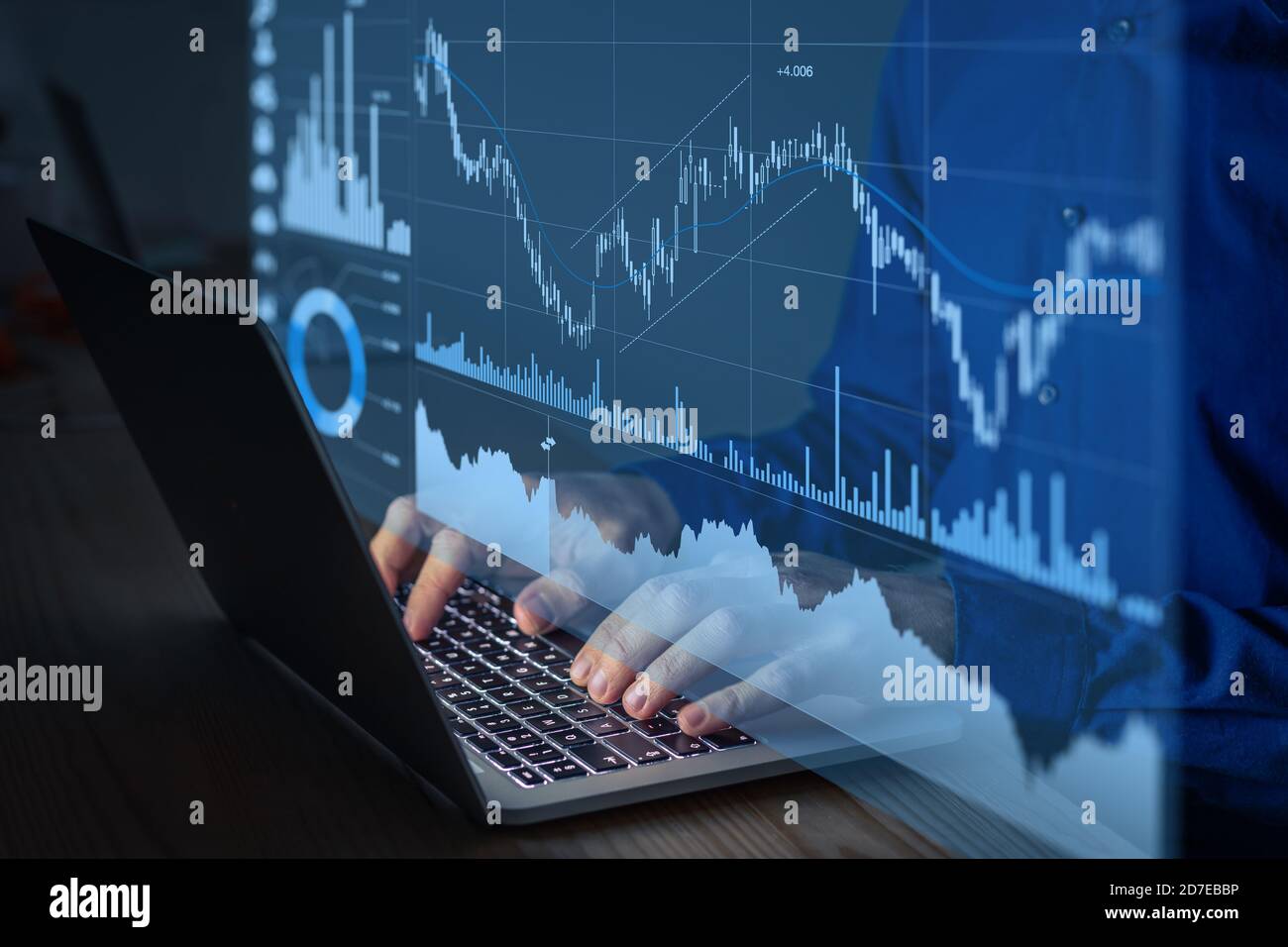 Handel an der Börse und Anlagestrategie für die Finanz Assets mit Person, die Online-Software zur Analyse von Preisstatistiken verwendet Und Handel Stockfoto
