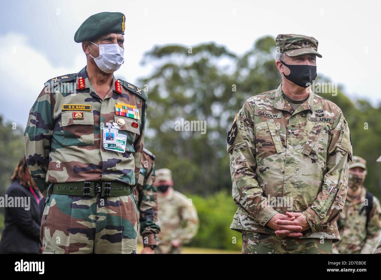 US Army Brigadier General Patrick Gaydon, rechts, mit dem indischen Armeevizepräsidenten LT. Gen. S. K. Saini, während einer Einweisung über eine Luftangriffsoperation in den Schofield Barracks East Range am 19. Oktober 2020 in Honolulu, Hawaii. Stockfoto
