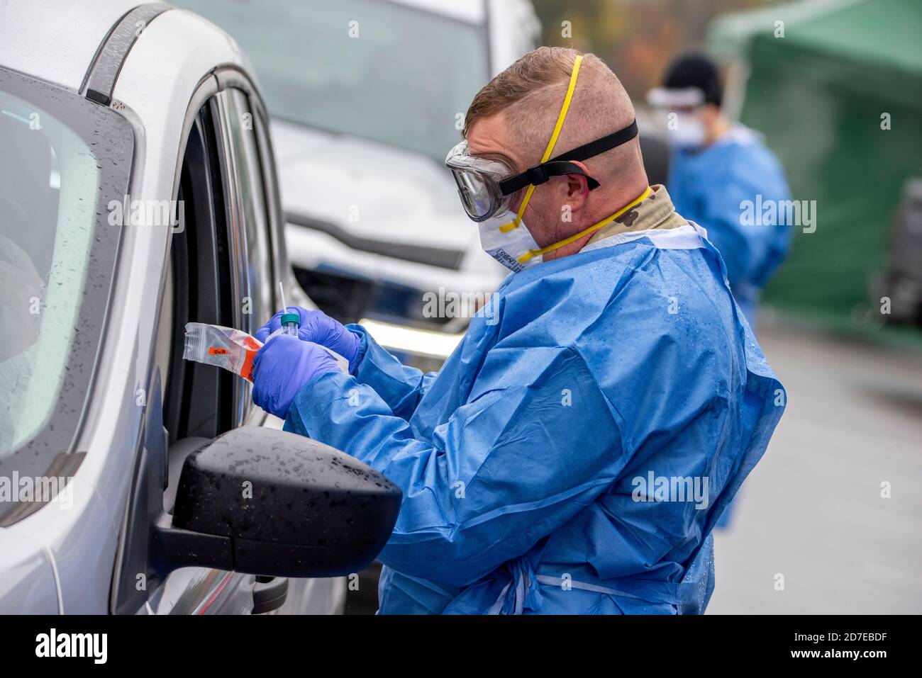 Cpl. Gene Meabon, ein Soldat des Ohio Military Reserve, führt einen COVID-19-Test während einer Pop-up-Drive-Testanlage an der Anthony Wayne Junior High School am 19. Oktober 2020 in Whitehouse, Ohio, durch. Eine neue Welle von Covid-19-Fällen breitet sich über die USA aus, die ländliche Gebiete im mittleren Westen und in den Zentralstaaten ausbreitet. Stockfoto